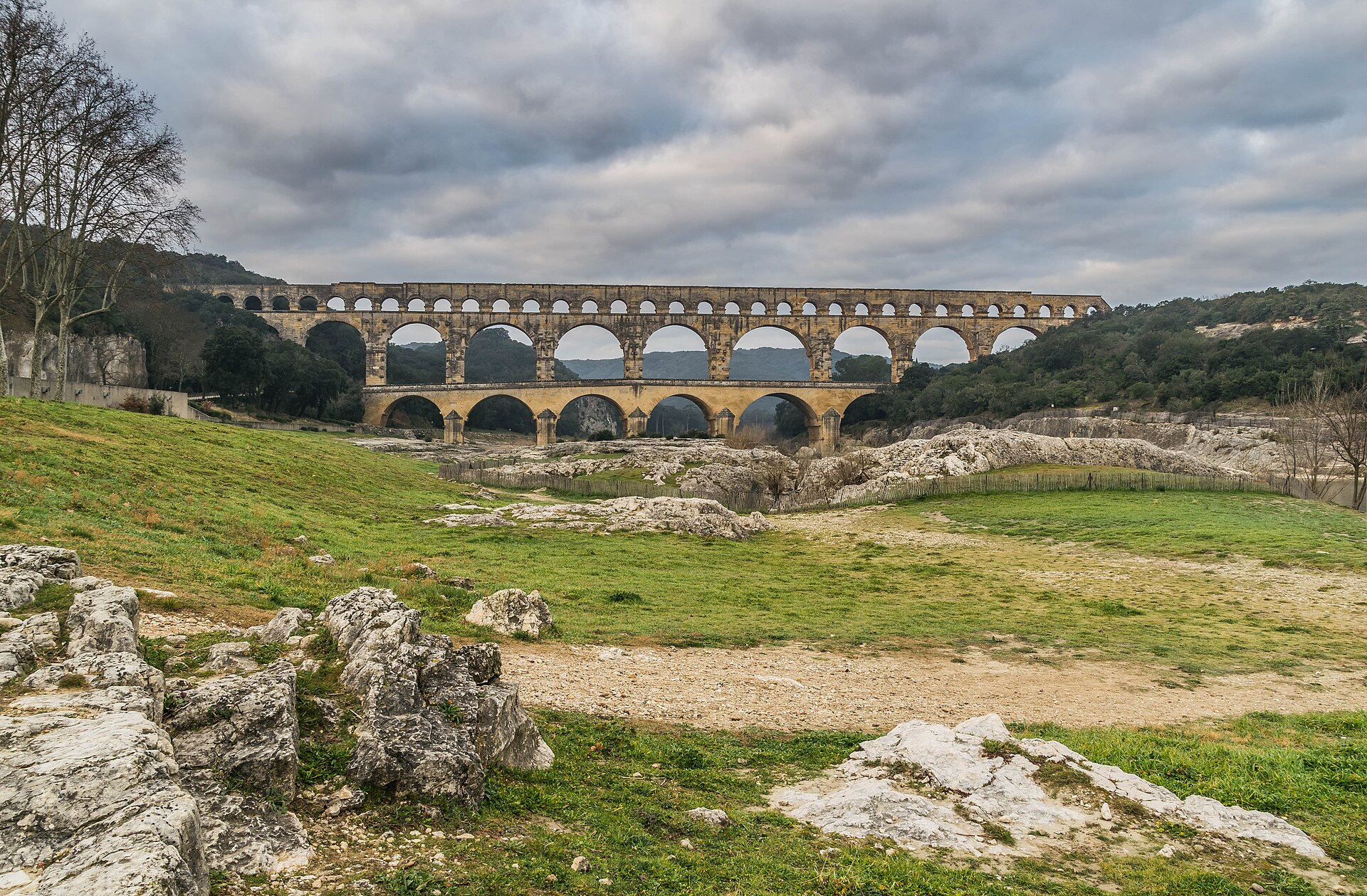Pont du Gard aqueduct river